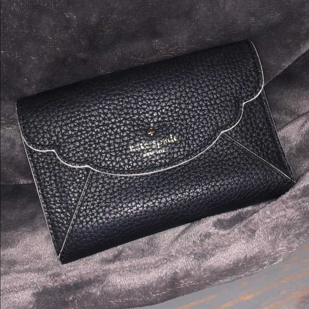 Kate spade Scallop fold wallet! 7 card pockets!